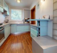 Predaj, 4izbový byt  Fončorda, Banská Bystrica - Kuchyňa v 4-izbovom byte so svetlým nábytkom a podlahou s dreveným dekorom.