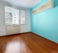 Predaj, 4izbový byt  Fončorda, Banská Bystrica - Izba v 4-izbovom byte s podlahou s dreveným dekorom a tyrkysovou stenou.