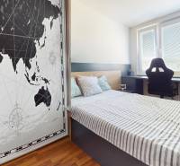 Predaj, 4izbový byt  Fončorda, Banská Bystrica - Spálňa v 4-izbovom byte s pracovným stolom, posteľou a šatníkom s mapou sveta.