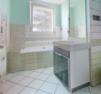 Predaj, 4izbový byt  Fončorda, Banská Bystrica - Kúpeľňa v 4-izbovom byte s modernou sanitou a veľkým oknom.