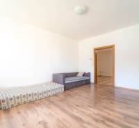 RD PO REKONŠTRUKCII spolu so STAVEBNÝM POZEMKOM na druhý dom - takmer  - Obývacia izba v rodinnom dome s podlahou s dreveným dekorom a základným nábytkom.