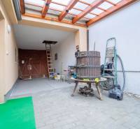 RD PO REKONŠTRUKCII spolu so STAVEBNÝM POZEMKOM na druhý dom - takmer  - Krytý priestor so sudom v rodinnom dome v Pezinku na Kupeckého ulici.