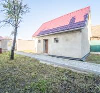 RD PO REKONŠTRUKCII spolu so STAVEBNÝM POZEMKOM na druhý dom - takmer  - Rodinný dom na Kupeckého ulici v Pezinku s červenou strechou a záhradou.