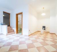 RD PO REKONŠTRUKCII spolu so STAVEBNÝM POZEMKOM na druhý dom - takmer  - Interiér rodinného domu s dlažbou, schodmi, stoličkou a lampou na strope.