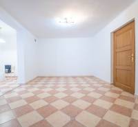 RD PO REKONŠTRUKCII spolu so STAVEBNÝM POZEMKOM na druhý dom - takmer  - Prázdna izba v rodinnom dome s dlažbou a drevenými dverami.