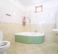 RD PO REKONŠTRUKCII spolu so STAVEBNÝM POZEMKOM na druhý dom - takmer  - Kúpeľňa s rohovo umiestnenou vaňou a toaletou v rodinnom dome.