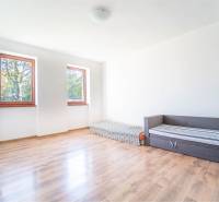 RD PO REKONŠTRUKCII spolu so STAVEBNÝM POZEMKOM na druhý dom - takmer  - Izba v rodinnom dome s dvomi posteľami a podlahou s dreveným dekorom.