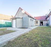 RD PO REKONŠTRUKCII spolu so STAVEBNÝM POZEMKOM na druhý dom - takmer  - Rodinný dom na Kupeckého ulici v Pezinku s dvorom pokrytým trávnikom.