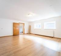 RD PO REKONŠTRUKCII spolu so STAVEBNÝM POZEMKOM na druhý dom - takmer  - Priestranná izba v rodinnom dome s podlahou s dreveným dekorom a dvoma oknami.