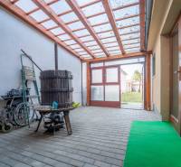 RD PO REKONŠTRUKCII spolu so STAVEBNÝM POZEMKOM na druhý dom - takmer  - Zastrešená terasa v rodinnom dome s vínnym lisom a výhľadom do záhrady.