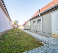 RD PO REKONŠTRUKCII spolu so STAVEBNÝM POZEMKOM na druhý dom - takmer  - Dvor rodinného domu na Kupeckého ulici v Pezinku so spevnenou dlažbou.