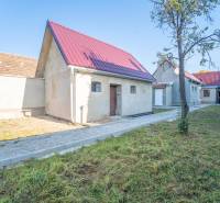 RD PO REKONŠTRUKCII spolu so STAVEBNÝM POZEMKOM na druhý dom - takmer  - Rodinný dom na Kupeckého ulici v Pezinku s trávnikom a štrkovým chodníkom.