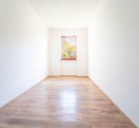 RD PO REKONŠTRUKCII spolu so STAVEBNÝM POZEMKOM na druhý dom - takmer  - Svetlá miestnosť v rodinnom dome s podlahou s dreveným dekorom a výhľadom z okna.