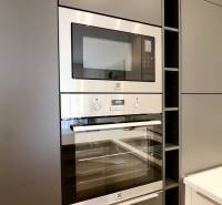 Komfortne vybavený 2-izbový byt v projekte 2 Sýpky - Kuchynská zostava so vstavanou rúrou a mikrovlnnou rúrou v 2-izbovom byte.