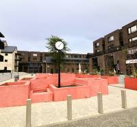 Komfortne vybavený 2-izbový byt v projekte 2 Sýpky - Exteriérový areál s hodinami a modernou architektúrou na Námestí pri Sýpke v Bratislave - Jarovce.