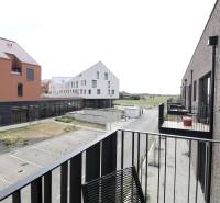 Komfortne vybavený 2-izbový byt v projekte 2 Sýpky - Balkón bytového domu na Námestí pri Sýpke v Bratislave - Jarovce s výhľadom na okolie.