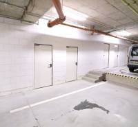 Komfortne vybavený 2-izbový byt v projekte 2 Sýpky - Parkovacie miesto s autom a schodiskom v garáži.