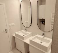 Komfortne vybavený 2-izbový byt v projekte 2 Sýpky - Kúpeľňa so zrkadlami a dvoma umývadlami v 2-izbovom byte.