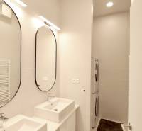 Komfortne vybavený 2-izbový byt v projekte 2 Sýpky - Kúpeľňa v 2-izbovom byte s dvomi umývadlami, veľkými zrkadlami a pračkou.
