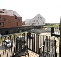 Komfortne vybavený 2-izbový byt v projekte 2 Sýpky - Balkón s dvomi stoličkami v 2-izbovom byte, výhľad na Námestie pri Sýpke v Jarovciach.