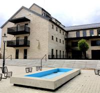 Komfortne vybavený 2-izbový byt v projekte 2 Sýpky - Kamenná fasáda budovy so schodiskom a moderným námestím pri Sýpke v Bratislave-Jarovciach.