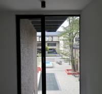 Komfortne vybavený 2-izbový byt v projekte 2 Sýpky - Sklenené dvere vedú na terasu s výhľadom na dvor.