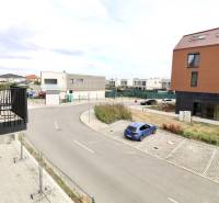 Komfortne vybavený 2-izbový byt v projekte 2 Sýpky - Ulica Námestie pri Sýpke v Bratislave - Jarovce, pohľad z 2-izbového bytu, parkovisko.