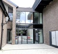 Komfortne vybavený 2-izbový byt v projekte 2 Sýpky - Tehlová budova so sklenenými dverami na Námestí pri Sýpke v Jarovciach.