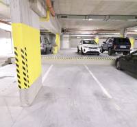 Komfortne vybavený 2-izbový byt v projekte 2 Sýpky - Podzemné parkovisko s označenými miestami a odstavenými vozidlami.