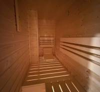 PREDAJ – Dizajnový 1,5-izbový byt po kompletnej rekonštrukcii  - Drevená sauna s lavicami, intímne osvetlenie, vhodné na relaxáciu a odpočinok.