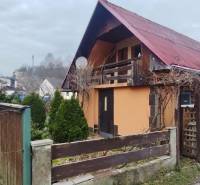 Čadca-Horelica | samostatná stavba s wellness zónou, sauna, krb - Rodinný dom na ulici Horelica v Čadci s dreveným plotom a upravenou záhradou.
