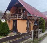 Čadca-Horelica | samostatná stavba s wellness zónou, sauna, krb - Rodinný dom na Horelici v Čadci s červenou strechou a dreveným plotom.