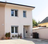 Na predaj nadštandardný 4-izb rodinný dom v BA - Ružinov (Trnávka) - Rodinný dom na Táborskej ulici v Bratislave-Trnávke s kvetináčmi pred dverami.