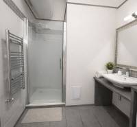 Predaj 4+1 izbový byt, 110 m2, 2 balkóny, Obchodná ul, centrum BA - Kúpeľňa v 4-izbovom byte s umývadlom, sprchou a rebríkovým radiátorom.