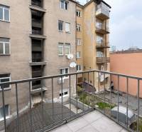 Predaj 4+1 izbový byt, 110 m2, 2 balkóny, Obchodná ul, centrum BA - Balkón z 4-izbového bytu s výhľadom na dvory bytových domov v historickom jadre.