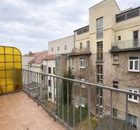 Predaj 4+1 izbový byt, 110 m2, 2 balkóny, Obchodná ul, centrum BA - Balkón 4-izbového bytu s výhľadom na historické budovy v centre Bratislavy.