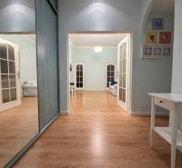 Predaj 4+1 izbový byt, 110 m2, 2 balkóny, Obchodná ul, centrum BA - Chodba v 4-izbovom byte s podlahou s dreveným dekorom, svetlé steny.