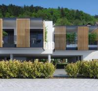 VILADOMY BUDATÍN - 3 IZBOVÝ BYT 125m2, A1 - Moderná budova s drevenými prvkami na Dolnej ulici v Žiline, obklopená zeleňou.