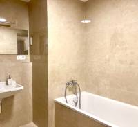 I 3 i byt s parkovaním v rezidenčnom komplexe METROPOLIS - Kúpeľňa s vaňou a umývadlom s neutrálnymi obkladmi v 3-izbovom byte.