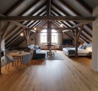 Na predaj zrekonštruovaný dom na Štefánikovej ulici, Trenčín - Pôdorys s drevenými trámami, podlahou s dreveným dekorom a jedálenským stolom v Rodinnom dome.