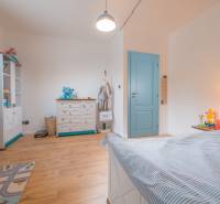 Na predaj zrekonštruovaný dom na Štefánikovej ulici, Trenčín - Detská izba v rodinnom dome s nábytkom a podlahou s dreveným dekorom.