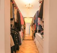 Na predaj zrekonštruovaný dom na Štefánikovej ulici, Trenčín - Šatník v Rodinnom dome s vešiakmi a komodami na podlahe s dreveným dekorom.