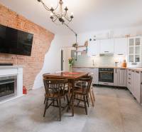 Na predaj zrekonštruovaný dom na Štefánikovej ulici, Trenčín - Kuchyňa v rodinnom dome s tehlovou stenou, kachľami a dreveným nábytkom.