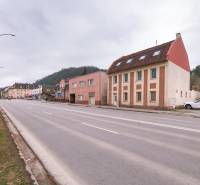Na predaj zrekonštruovaný dom na Štefánikovej ulici, Trenčín - Rodinný dom na Štefánikovej ulici v Trenčíne s cestou a parkujúcim autom.
