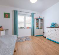 Na predaj zrekonštruovaný dom na Štefánikovej ulici, Trenčín - Detská izba s podlahou s dreveným dekorom a hračkami v rodinnom dome.