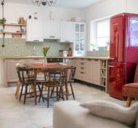 Na predaj zrekonštruovaný dom na Štefánikovej ulici, Trenčín - Kuchyňa v rodinnom dome s dreveným stolom a červenou chladničkou.