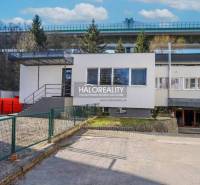 Predaj, polyfunkcia/obchodné priestory Považská Byst... - Obchodné priestory v Považskej Bystrici s terasou a priľahlým parkoviskom.