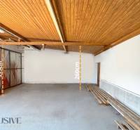 PRAKTICKÉ SKLADOVÉ PRIESTORY  | DOPRAVNÁ | TOPOĽČANY - Vnútorný priestor na ulici Dopravná s vysokými stropmi, sklady a haly.