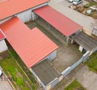 PRAKTICKÉ SKLADOVÉ PRIESTORY  | DOPRAVNÁ | TOPOĽČANY - Budovy so skladmi a halami sú pri ulici Dopravná, parkovisko s dodávkami.