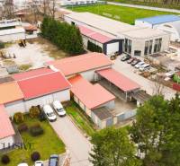 PRAKTICKÉ SKLADOVÉ PRIESTORY  | DOPRAVNÁ | TOPOĽČANY - Areál na ulici s množstvom skladov a hal, vhodný na priemyselné účely.